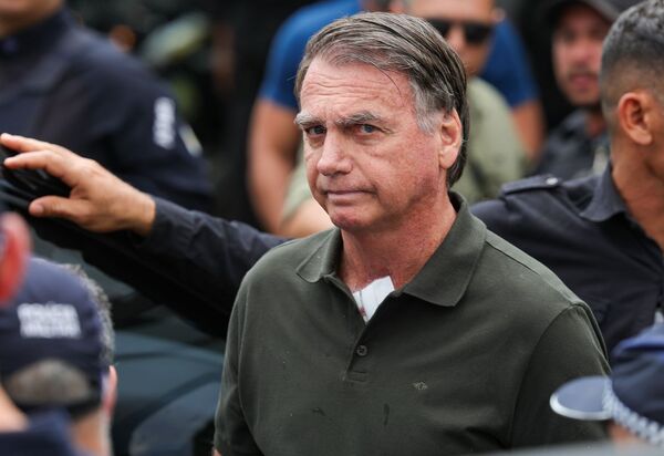 Centrão em apuros: Bolsonaro tenta romper tornozeleira, Eduardo, Zambelli e Ramagem fogem do país, e Flávio tenta reviver acampamentos de 8 de janeiro
