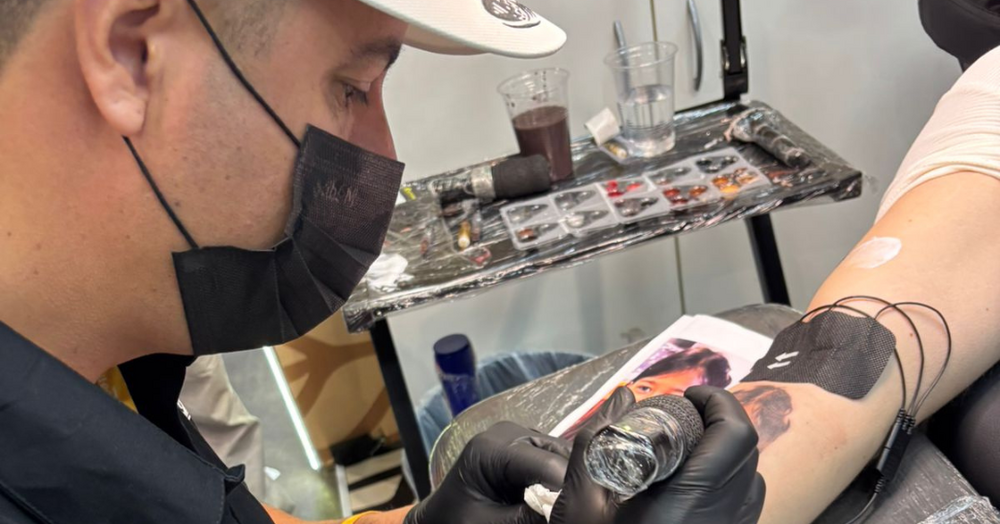 Fisioterapeuta e tatuador desenvolvem um aparelho que ameniza dor na tatuagem
