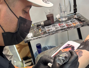 Fisioterapeuta e tatuador desenvolvem um aparelho que ameniza dor na tatuagem