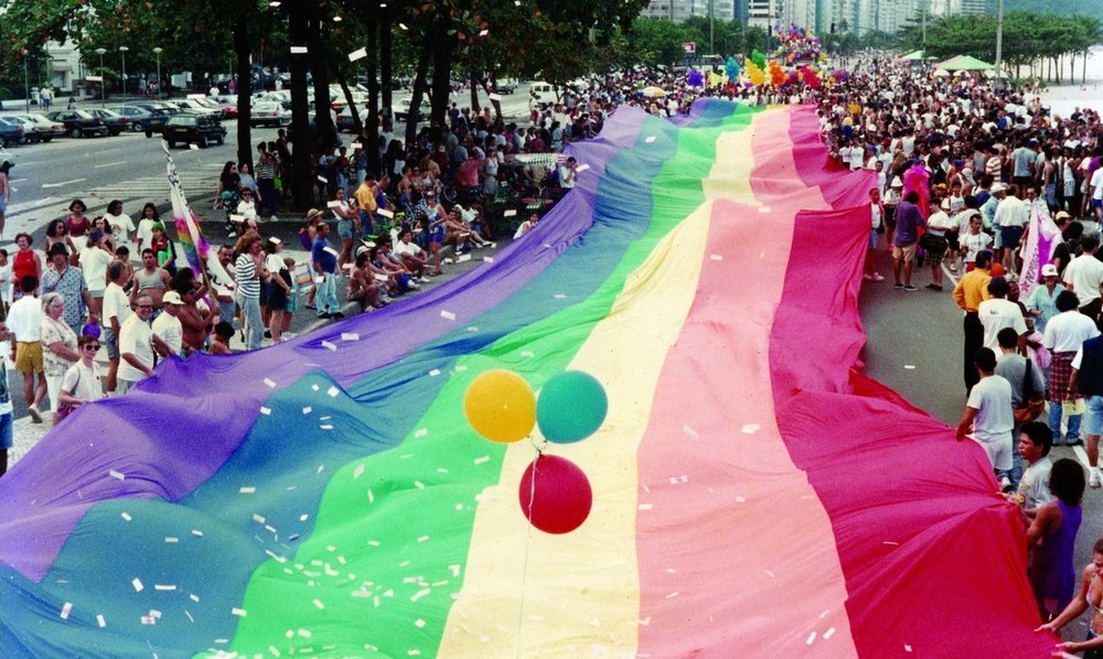 Parada em Copacabana marca os 15 anos do principal programa do Governo do Estado de combate à discriminação LGBTI+