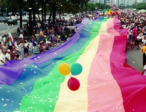 Parada em Copacabana marca os 15 anos do principal programa do Governo do Estado de combate à discriminação LGBTI+