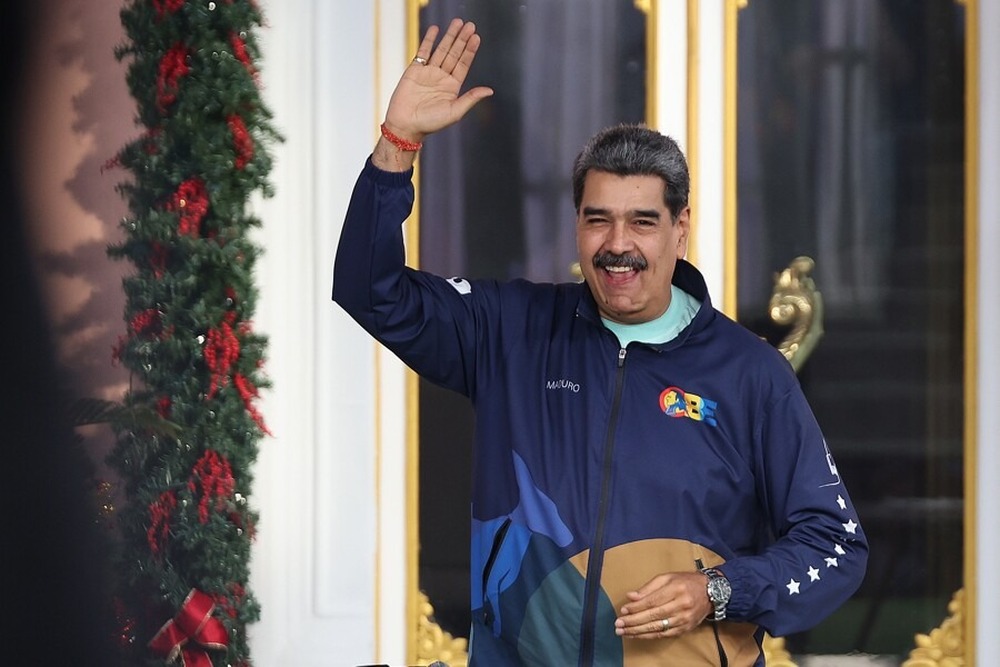 Nicolás Maduro aparece e afasta boato de que teria deixado país