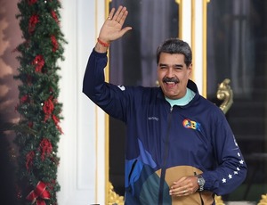 Nicolás Maduro aparece e afasta boato de que teria deixado país