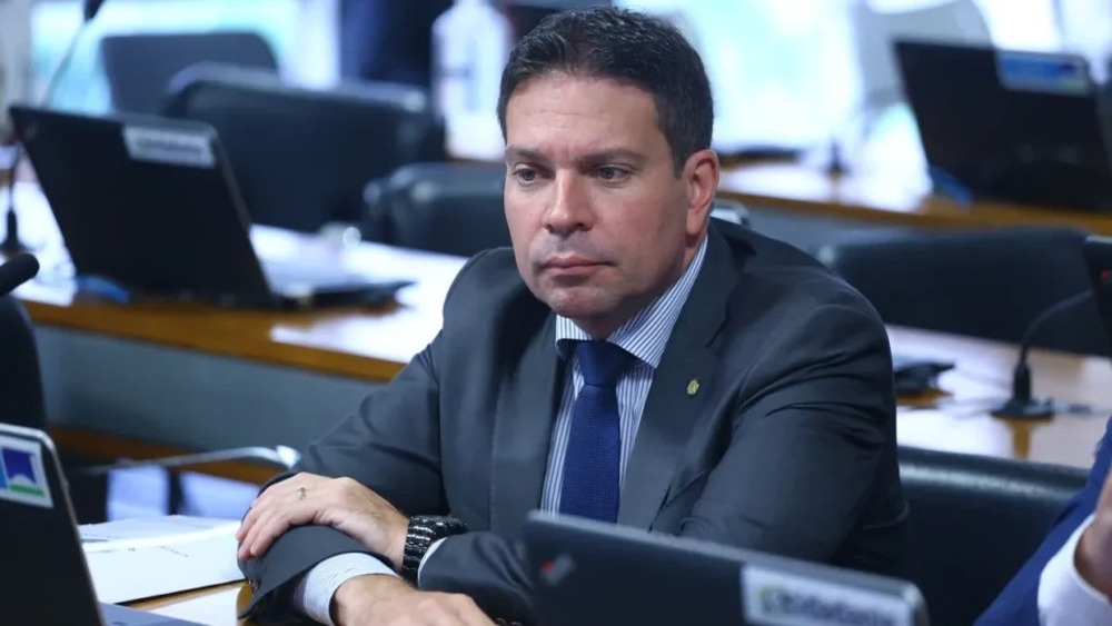 Câmara corta salário de Ramagem, mas mantém funcionamento do gabinete
