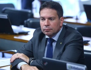 Câmara corta salário de Ramagem, mas mantém funcionamento do gabinete