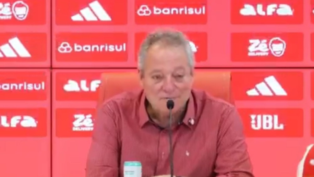 Abel Braga rejeita camisa rosa e compara time a “bando de veados”