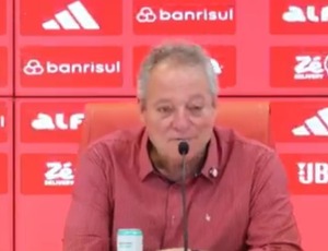 Abel Braga rejeita camisa rosa e compara time a “bando de veados”