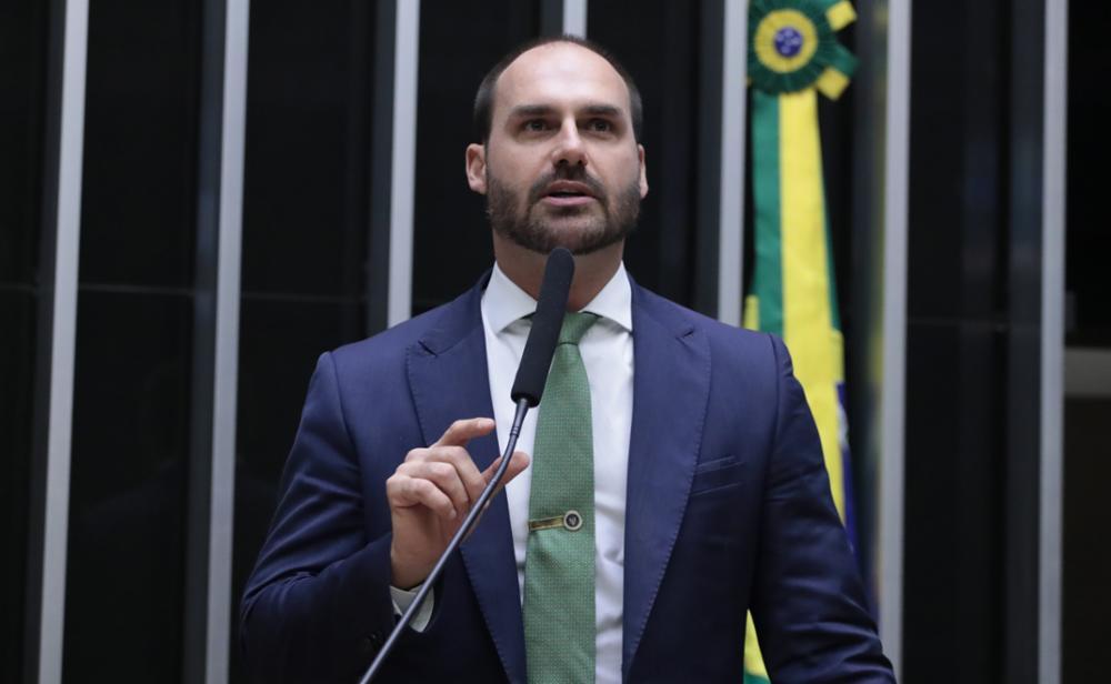 Mesmo fora do país, Eduardo Bolsonaro e Ramagem mantêm influência no orçamento