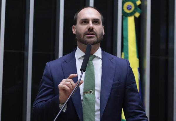 Mesmo fora do país, Eduardo Bolsonaro e Ramagem mantêm influência no orçamento