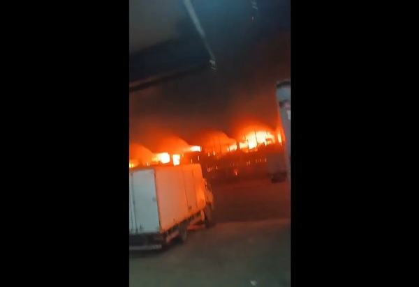 Incêndio destrói pavilhão da Ceasa e mobiliza bombeiros no Rio de Janeiro 