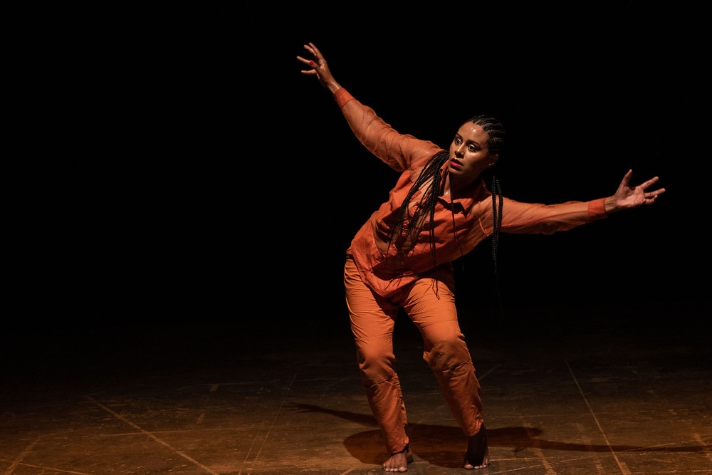 REAL, solo de dança de Cristina Santos, estreia temporada no Sesc Copacabana e leva às cenas do país memórias da favela e pulsão de vida frente à necropolítica