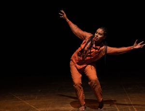 REAL, solo de dança de Cristina Santos, estreia temporada no Sesc Copacabana e leva às cenas do país memórias da favela e pulsão de vida frente à necropolítica