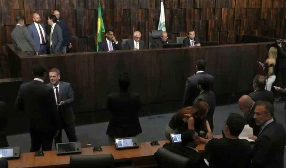 Alerj abre sessão sob comando de Delaroli e evita menções à prisão de Bacellar