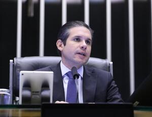 Justiça rejeita ação de Hugo Motta contra sindicalista que ergueu outdoors de críticas