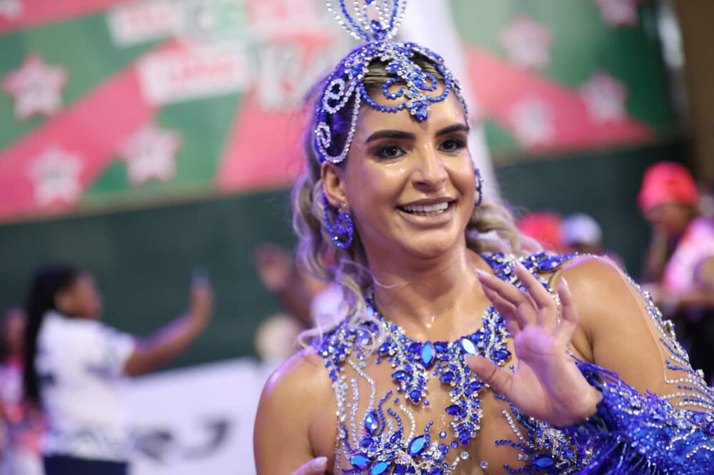 Carolane Silva dá show de samba no pé durante o minidesfile da Série Ouro