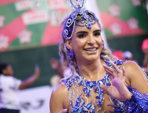Carolane Silva dá show de samba no pé durante o minidesfile da Série Ouro