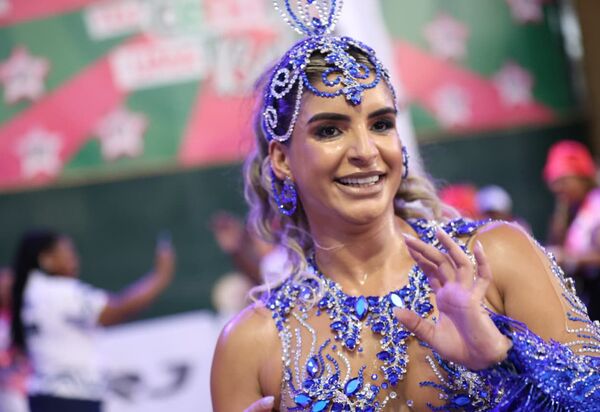 Carolane Silva dá show de samba no pé durante o minidesfile da Série Ouro