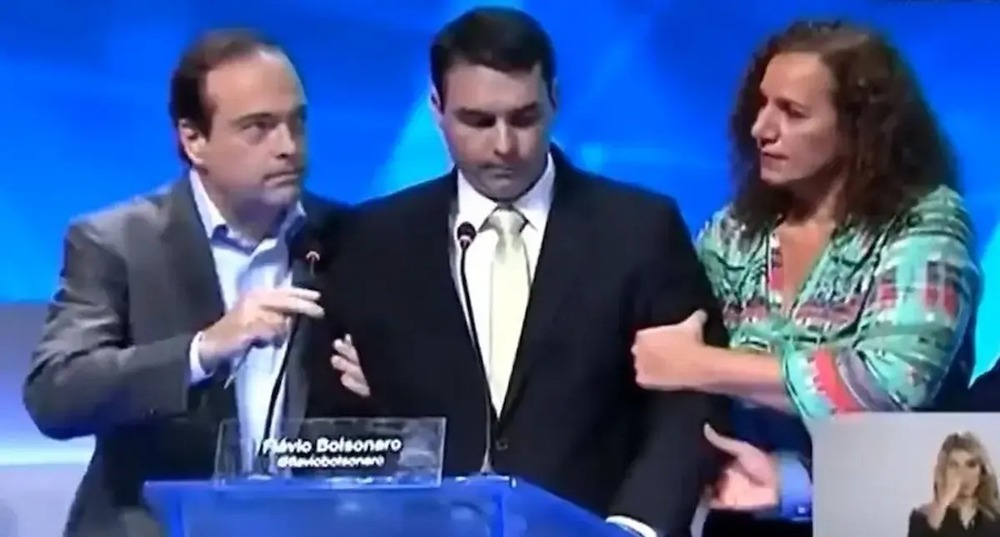 Flávio Bolsonaro desmaiou e se borrou todo em debate na TV ao vivo, mas quer derrotar Lula