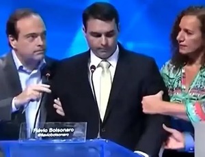 Flávio Bolsonaro desmaiou e se borrou todo em debate na TV ao vivo, mas quer derrotar Lula