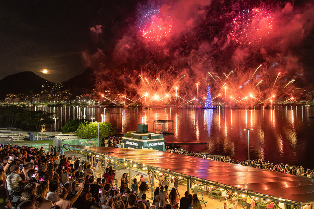 Árvore do Rio é acesa na Lagoa Rodrigo de Freitas