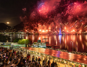 Árvore do Rio é acesa na Lagoa Rodrigo de Freitas