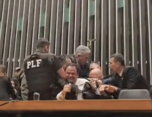 Glauber Braga é retirado à força após ocupar cadeira da presidência da Câmara  