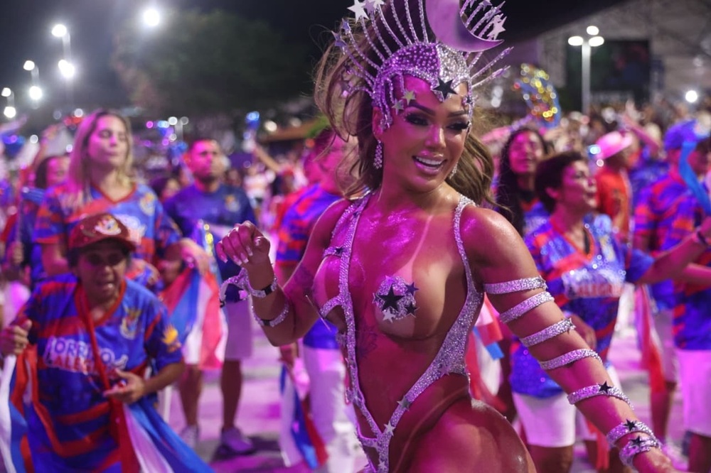 Letícia Guimarães se inspira na luz do luar para brilhar no minidesfile da União da Ilha