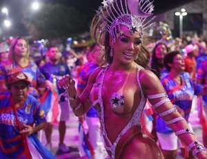 Letícia Guimarães se inspira na luz do luar para brilhar no minidesfile da União da Ilha