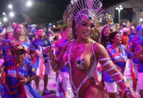 Letícia Guimarães se inspira na luz do luar para brilhar no minidesfile da União da Ilha