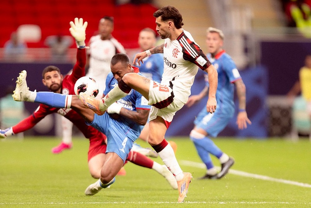 Arrascaeta brilha de novo e Flamengo avança no Mundial