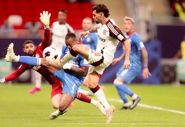 Arrascaeta brilha de novo e Flamengo avança no Mundial