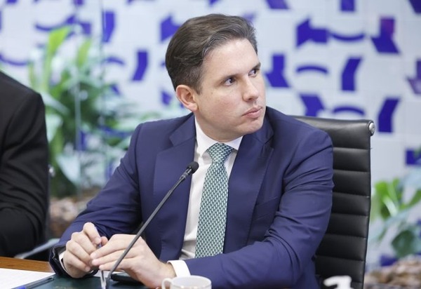 Hugo Motta amarela diante do STF e depois do teatro que fez na câmara vai empossar suplente de Zambelli na segunda