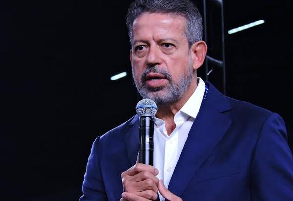 ‘Com Lira, a Câmara se transformou numa grande xepa, e houve uma liquidação que deixou no chinelo o período do orçamento secreto’, diz Josias de Souza, do UOL.