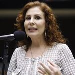 Carla Zambelli renuncia ao mandato de deputada federal; suplente do PL assume cadeira na Câmara