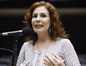 Carla Zambelli renuncia ao mandato de deputada federal; suplente do PL assume cadeira na Câmara