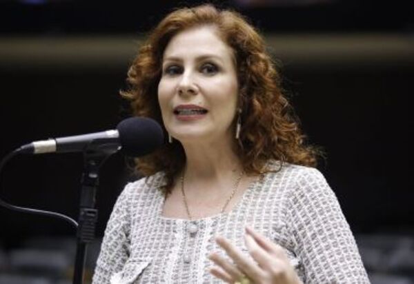 Carla Zambelli renuncia ao mandato de deputada federal; suplente do PL assume cadeira na Câmara