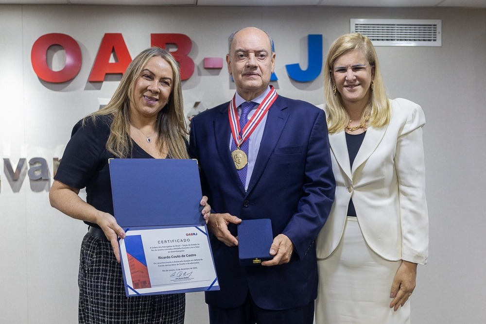 Homenagem da OAB-RJ a profissionais do Direito é entregue ao presidente do TJRJ 