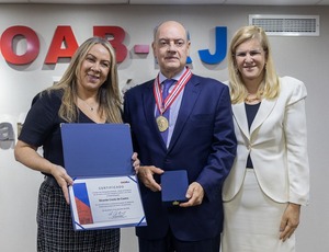 Homenagem da OAB-RJ a profissionais do Direito é entregue ao presidente do TJRJ 