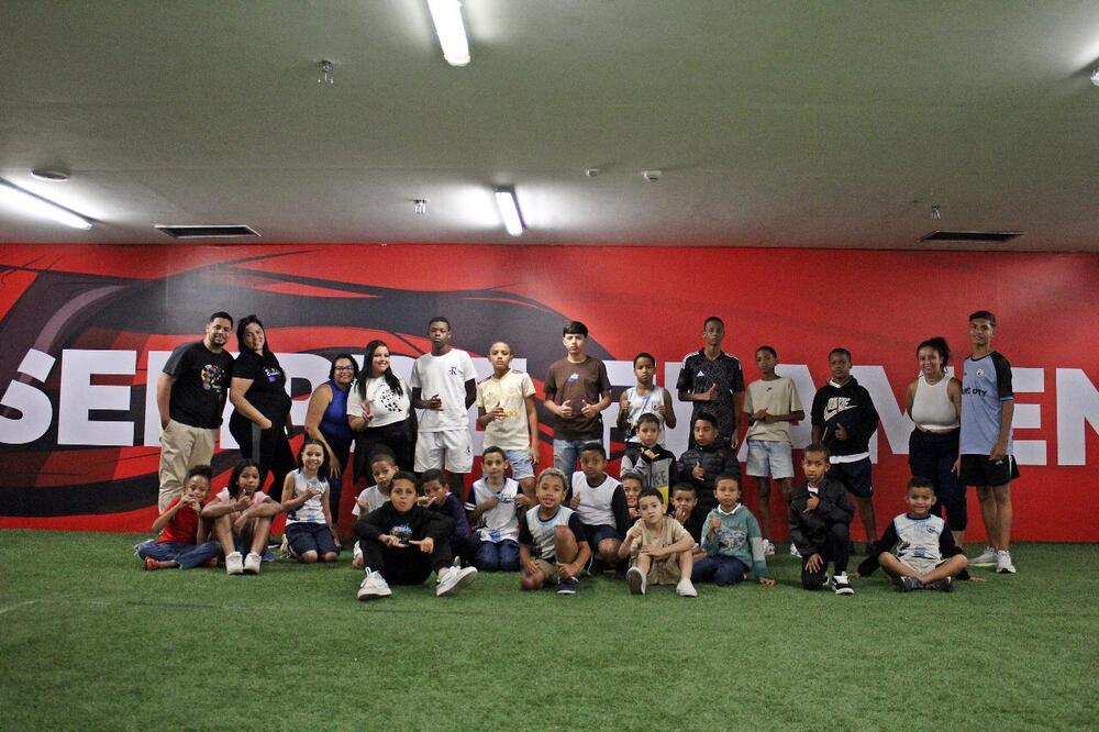 Douglas Luiz, do Nottingham Forest –ING, realiza ação de Natal com crianças e jovens do Complexo da  Maré