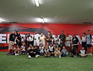 Douglas Luiz, do Nottingham Forest –ING, realiza ação de Natal com crianças e jovens do Complexo da  Maré