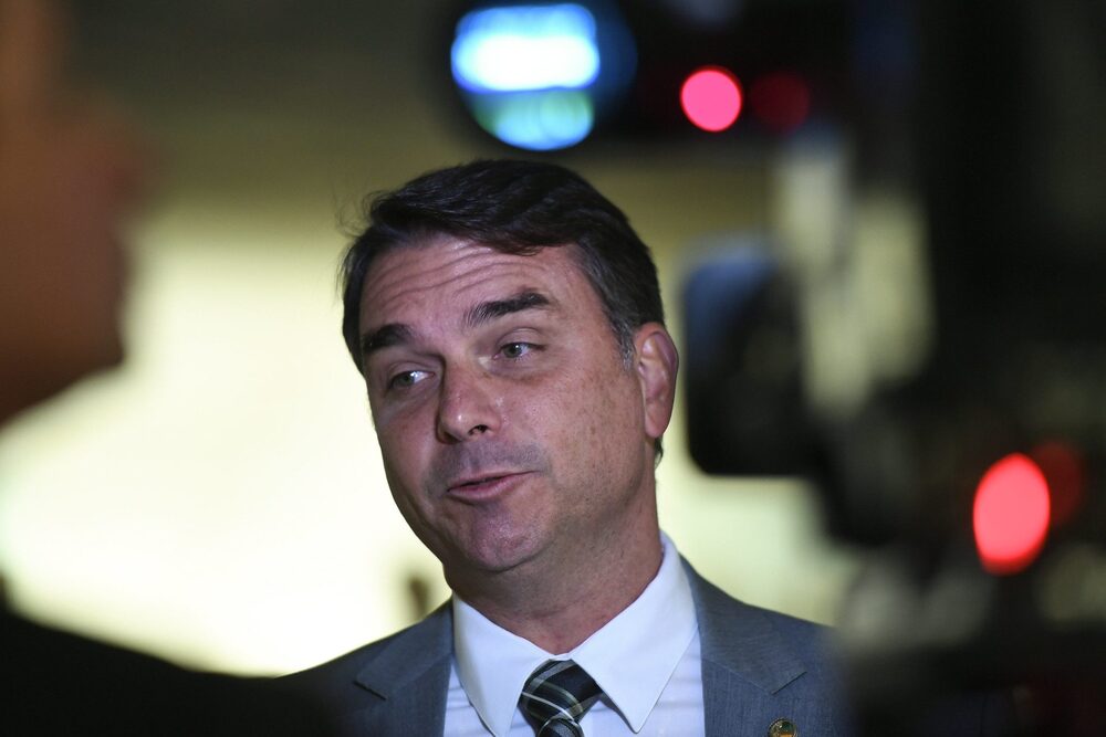 Flávio Bolsonaro está sendo abandonado até pelo mercado