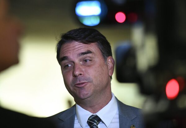 Flávio Bolsonaro está sendo abandonado até pelo mercado