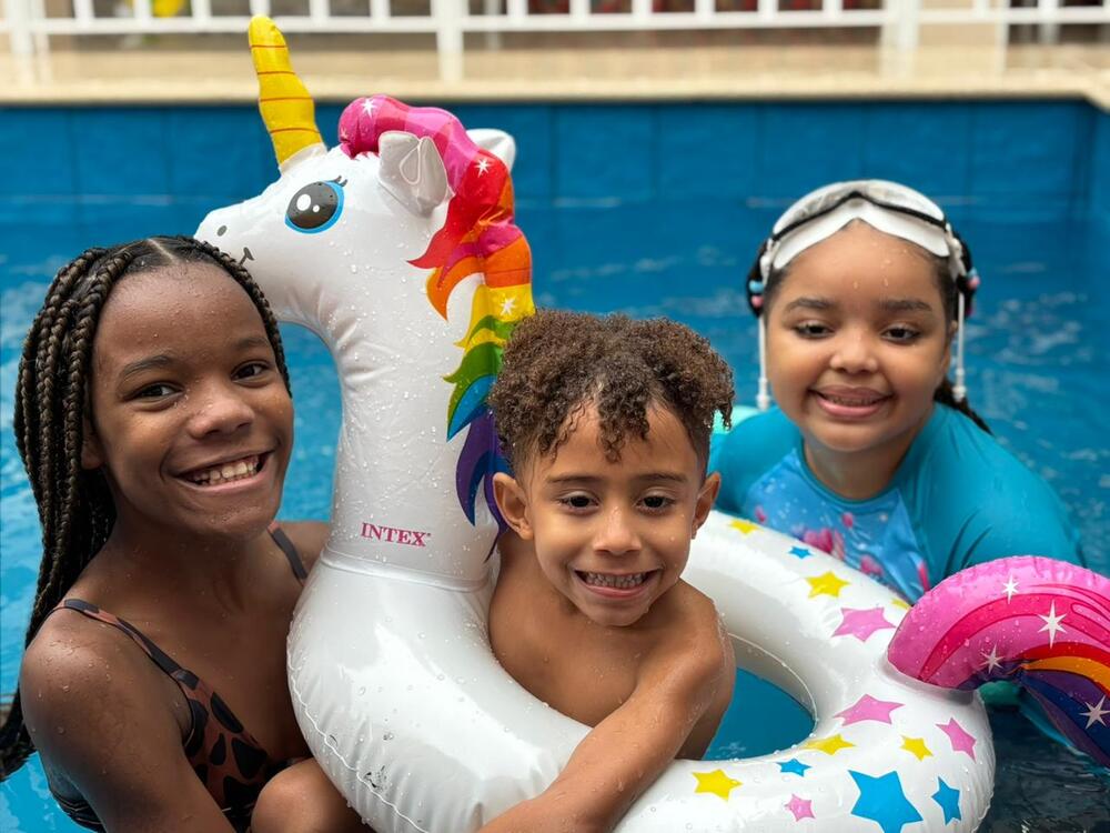 Academia Valéria Martins realiza festa na piscina para 300 crianças da CDD