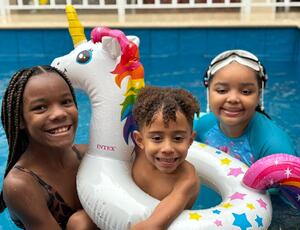 Academia Valéria Martins realiza festa na piscina para 300 crianças da CDD