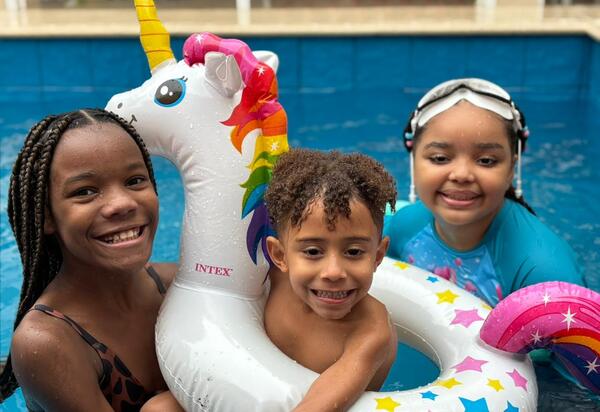 Academia Valéria Martins realiza festa na piscina para 300 crianças da CDD