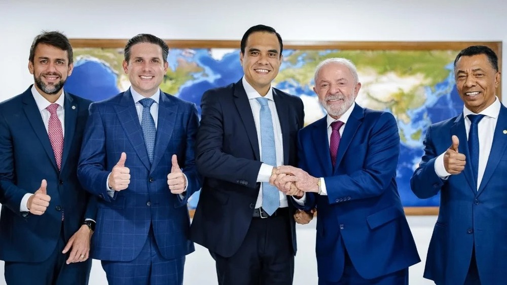 Gustavo Feliciano toma posse no Turismo em aceno de Lula à Câmara e ao União Brasil