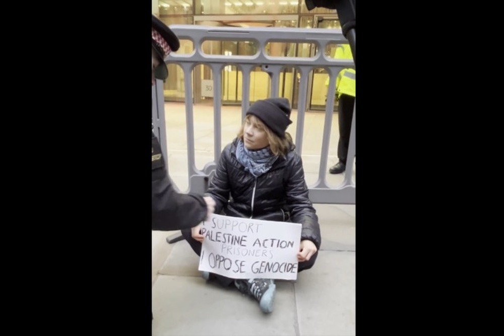 Greta Thunberg protesta pró-Palestina e é presa em Londres, mas o genocida Netanyahu segue solto