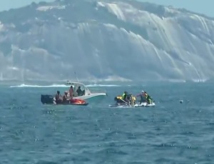 Avião de propaganda cai no mar em Copacabana