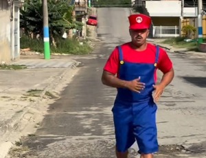 Presidente do PL em Japeri faz post fantasiado de Super Mario e critica buracos nas ruas da cidade