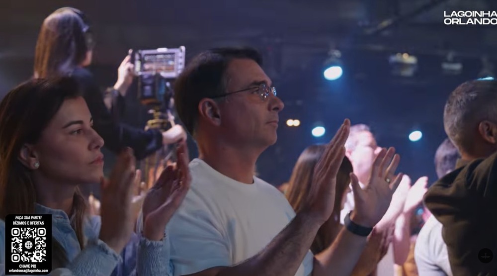 Flávio Bolsonaro aceita Jesus em culto da Lagoinha Orlando